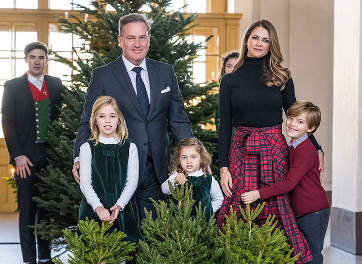 Se när prinsessan Madeleine med familj tar emot årets granar på Slottet -  GALA magasin